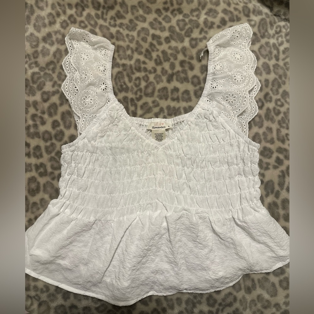 Ruffled loose white top! 🍓